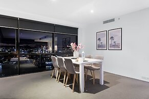 Circle on Cavill - Wow Stay