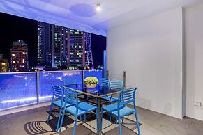 Circle on Cavill - Wow Stay