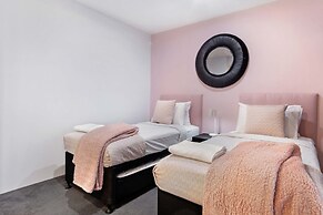 Circle on Cavill - Wow Stay