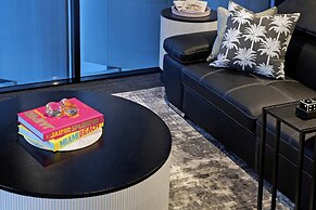 Circle on Cavill - Wow Stay