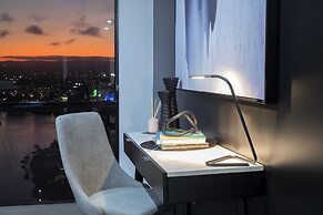 Circle on Cavill - Wow Stay