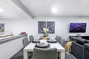 Circle on Cavill - Wow Stay