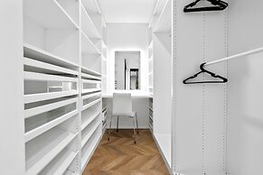 Circle on Cavill - Wow Stay