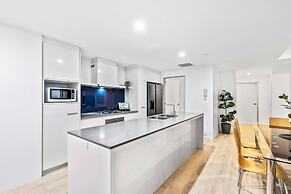 Circle on Cavill - Wow Stay