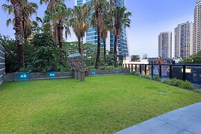 Circle on Cavill - Wow Stay