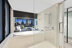 Circle on Cavill - Wow Stay