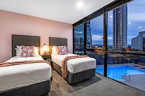 Circle on Cavill - Wow Stay