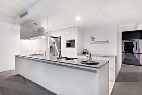 Circle on Cavill - Wow Stay