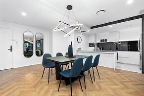 Circle on Cavill - Wow Stay