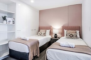 Circle on Cavill - Wow Stay