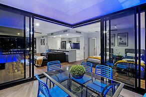 Circle on Cavill - Wow Stay