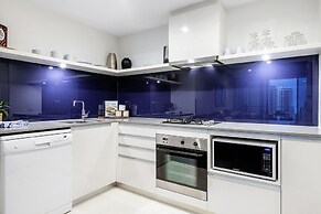 Circle on Cavill - Wow Stay