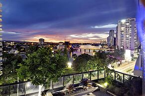 Circle on Cavill - Wow Stay