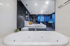 Circle on Cavill - Wow Stay