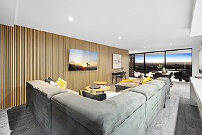 Circle on Cavill - Wow Stay