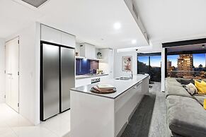 Circle on Cavill - Wow Stay