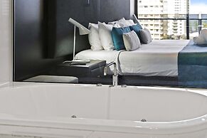 Circle on Cavill - Wow Stay