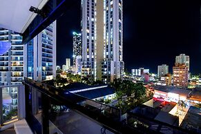 Circle on Cavill - Wow Stay