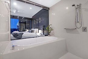 Circle on Cavill - Wow Stay