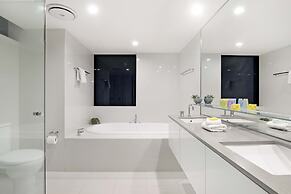 Circle on Cavill - Wow Stay