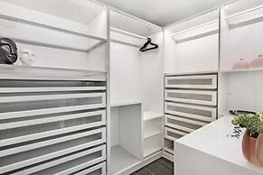 Circle on Cavill - Wow Stay