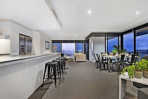 Circle on Cavill - Wow Stay