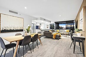 Circle on Cavill - Wow Stay