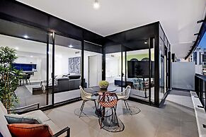 Circle on Cavill - Wow Stay