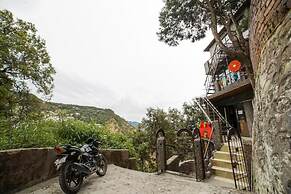 Goroomgo Long View Retreat Nainital