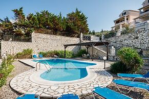 Four-Bedroom Villa Alexandros by Konnect, Private Pool & SeaView