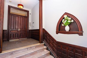 Maverick Suites at 245 Newbury St