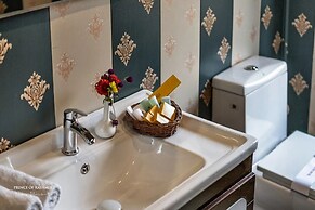 Prince of Kashmir Luxury Houseboat