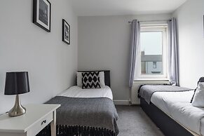 House - Sleeps 4 - Pet Friendly - Parking - Garden