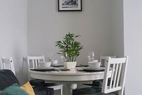 House - Sleeps 4 - Pet Friendly - Parking - Garden