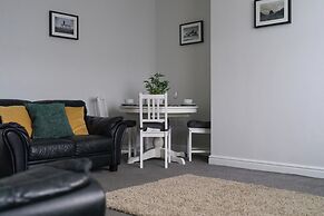 House - Sleeps 4 - Pet Friendly - Parking - Garden