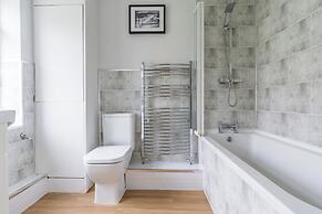 House - Sleeps 4 - Pet Friendly - Parking - Garden