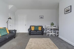 House - Sleeps 4 - Pet Friendly - Parking - Garden