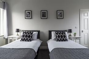 House - Sleeps 4 - Pet Friendly - Parking - Garden