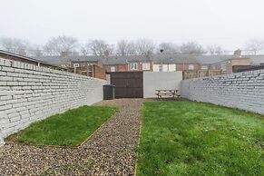 House - Sleeps 4 - Pet Friendly - Parking - Garden