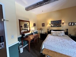 The Common Man Inn & Spa