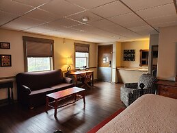 The Common Man Inn & Spa