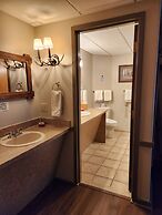 The Common Man Inn & Spa