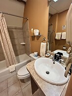 The Common Man Inn & Spa