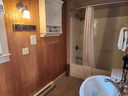 The Common Man Inn & Spa