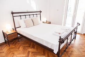 Beautiful new decorated apt in Athens