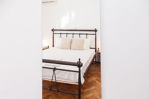 Beautiful new decorated apt in Athens