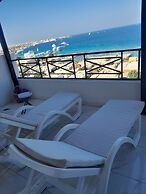 Immaculate 3-bed Apartment sea View