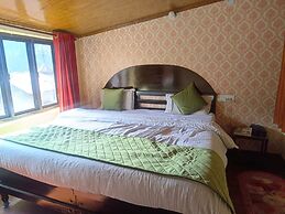 Goroomgo Chand Regency Nainital