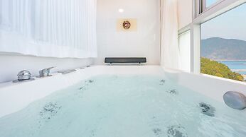 Geoje Forest-morning Spa Pension