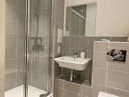 Cosy Stunning two Bed Apartment With Balcony